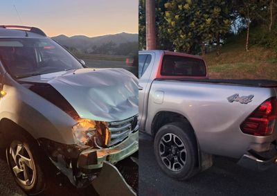 Com o impacto, a Hilux sofreu danos no para-choque traseiro e na tampa da ca&ccedil;amba. J&aacute; a Duster ficou com avarias no para-choque dianteiro, cap&ocirc; e para-lama