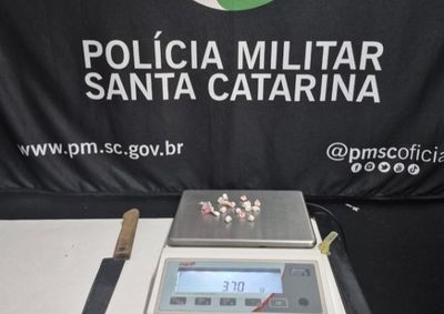 Pol&iacute;cia Militar apreendeu pedras de crack, por&ccedil;&atilde;o de coca&iacute;na, faca utilizada para fracionamento e dinheiro em esp&eacute;cie durante abordagem