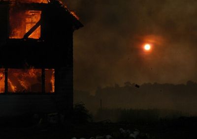 R&eacute;u tamb&eacute;m foi condenado a pagar R$ 153.930 ao propriet&aacute;rio do im&oacute;vel incendiado, e R$ 50 mil por danos morais aos familiares da v&iacute;tima