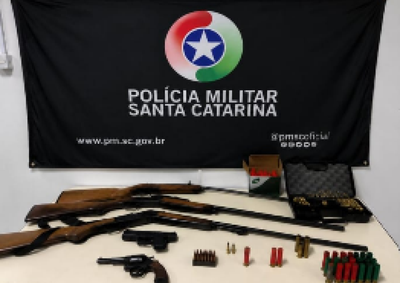 Suspeito mantinha outras quatro armas escondidas em um fundo falso e apresentou registro vencido do rev&oacute;lver usado no disparo