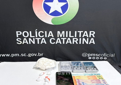 Abordagem ocorreu ap&oacute;s informa&ccedil;&otilde;es de que ve&iacute;culo seria utilizado para a comercializa&ccedil;&atilde;o de entorpecentes