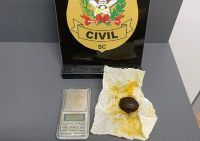 Opera&ccedil;&atilde;o da DIC apreendeu por&ccedil;&otilde;es de droga e balan&ccedil;a de precis&atilde;o ap&oacute;s den&uacute;ncia an&ocirc;nima