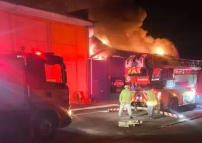 Chamas atingiram templo no bairro Vila Real e mobilizaram bombeiros de quatro munic&iacute;pios da regi&atilde;o.