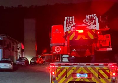 Fogo se concentrou em uma estufa de defuma&ccedil;&atilde;o; funcion&aacute;rios controlaram as chamas antes da chegada dos bombeiros
