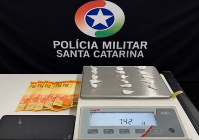Segundo a PM, suspeito descartou pacote com droga ao notar a aproxima&ccedil;&atilde;o da viatura