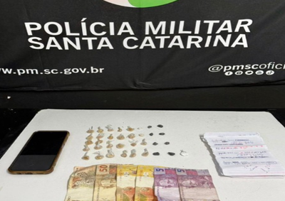 Pol&iacute;cia Militar apreendeu 34 por&ccedil;&otilde;es de crack, coca&iacute;na, dinheiro em esp&eacute;cie e anota&ccedil;&otilde;es relacionadas ao tr&aacute;fico durante a ocorr&ecirc;ncia