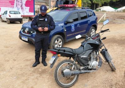 Condutor desrespeitou a sinaliza&ccedil;&atilde;o de uma obra, trafegou sobre piche novo e voltou a perder a motocicleta