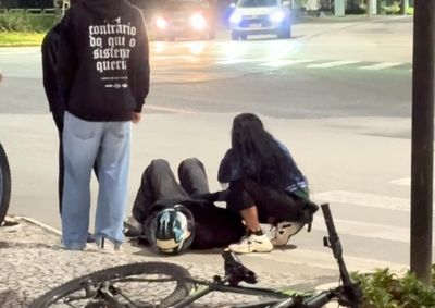 Acidente foi registrado na noite desta quarta-feira na regi&atilde;o da Rua Lauro M&uuml;ller; v&iacute;tima foi encaminhada ao hospital