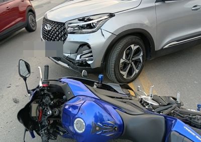 Segundo a Pol&iacute;cia Militar Rodovi&aacute;ria, utilit&aacute;rio cruzou a rodovia e interceptou a trajet&oacute;ria da motocicleta