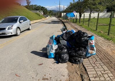 Entidade afirma enfrentar ac&uacute;mulo de res&iacute;duos e reclama&ccedil;&otilde;es por mau cheiro