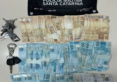 Homem foi localizado pela Pol&iacute;cia Militar dentro de um ve&iacute;culo de aplicativo ap&oacute;s crime registrado no bairro Steffen.