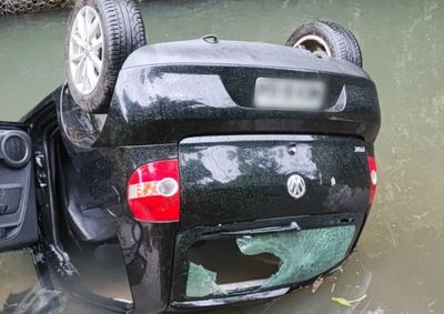 Motorista de 34 anos conseguiu sair do autom&oacute;vel com ajuda de populares