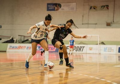 Equipe brusquense saiu atr&aacute;s no placar, reagiu na segunda etapa e ficou no 3 a 3 