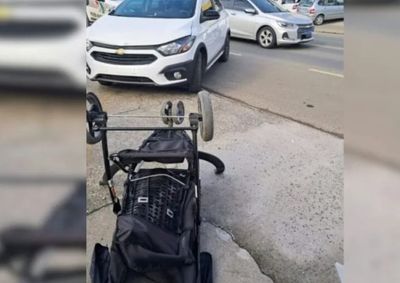 Com o impacto, o carrinho da crian&ccedil;a foi arremessado ao solo