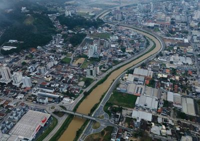 Servi&ccedil;o inclui a retirada do asfalto antigo e aplica&ccedil;&atilde;o de uma nova camada mais espessa para aumentar a durabilidade da pista