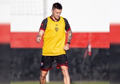 Jogador de 28 anos rescindiu contrato com o Atl&eacute;tico-GO e deve ser regularizado durante a janela extraordin&aacute;ria de transfer&ecirc;ncias
