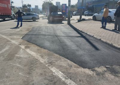 Equipes atuaram em 15 frentes de trabalho, com servi&ccedil;os de patrolamento, tapa-buracos, macrodrenagem e limpeza urbana em 12 bairros
