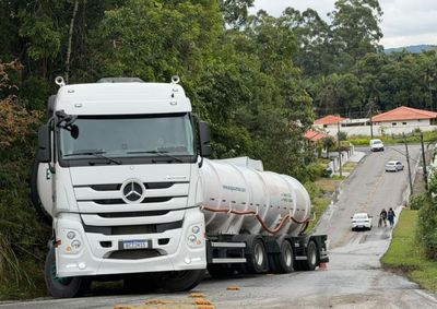 Via precisou ser interditada para limpeza e retirada do ve&iacute;culo. Res&iacute;duos ficaram espalhados sobre a pista