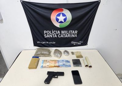 A&ccedil;&atilde;o ocorreu no "Beco da Ararangu&aacute;". Pol&iacute;cia apreendeu maconha, haxixe, dinheiro, balan&ccedil;a de precis&atilde;o e um simulacro de arma de fogo