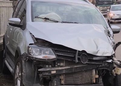 Motorista sofreu um corte na testa e a passageira foi encaminhada ao hospital em maca
