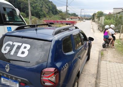 Condutor e passageira trafegavam sem o equipamento de prote&ccedil;&atilde;o obrigat&oacute;rio; ap&oacute;s orienta&ccedil;&atilde;o, buscaram capacetes e seguiram viagem