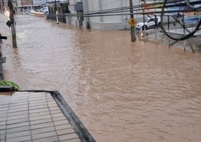Ocorr&ecirc;ncias foram registradas em bairros como Paquet&aacute;, &Aacute;guas Claras e Azambuja. Previs&atilde;o indica continuidade da chuva ao longo do dia