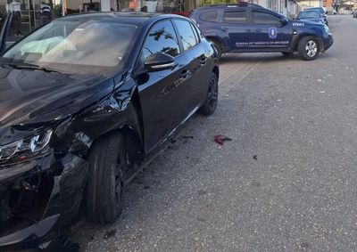 Acidente ocorreu na manh&atilde; desta segunda-feira (13); um dos ve&iacute;culos teve os airbags acionados