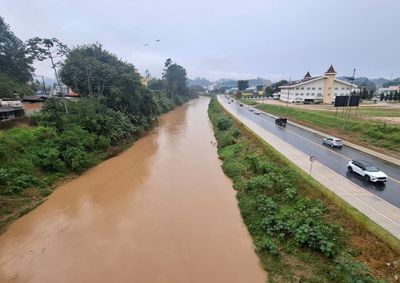 Volume de chuva registrado nas &uacute;ltimas 24 horas elevou o n&iacute;vel dos rios em toda a bacia do Itaja&iacute;-Mirim.