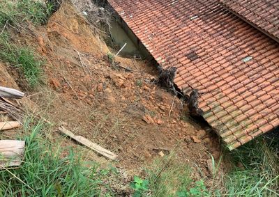 Rio Itaja&iacute;-Mirim atingiu 3,73 metros e j&aacute; apresenta tend&ecirc;ncia de baixa, enquanto a previs&atilde;o indica mais chuva para quinta-feira