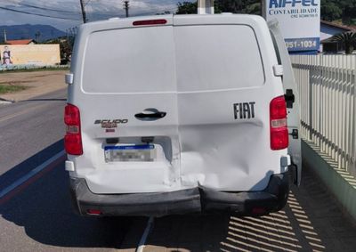 Ve&iacute;culos seguiam no mesmo sentido quando um deles reduziu a velocidade para acessar uma rua lateral e foi atingido na traseira