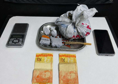 Abordagem ocorreu durante a madrugada deste s&aacute;bado (18); dupla foi encaminhada &agrave; Delegacia de Pol&iacute;cia Civil.