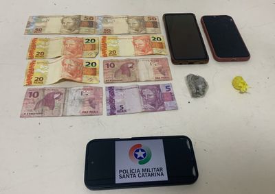 Com os suspeitos, policiais apreenderam maconha, crack, dinheiro em esp&eacute;cie e dois celulares
