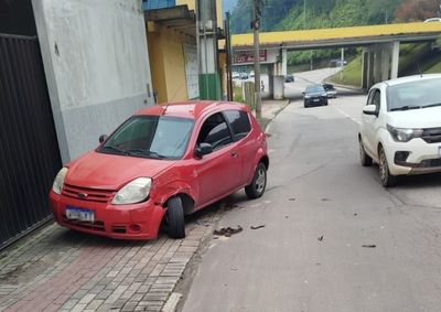 Ford Ka e Jeep Compass colidiram durante uma manobra de acesso &agrave; via