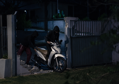Imagens de seguran&ccedil;a mostram homem e mulher chegando de bicicleta e deixando o local com a motocicleta da v&iacute;tima