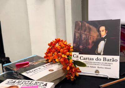 Livros abordam a forma&ccedil;&atilde;o de Brusque, Nova Trento e Guaramirim e foram apresentados durante roda de conversa com os autore