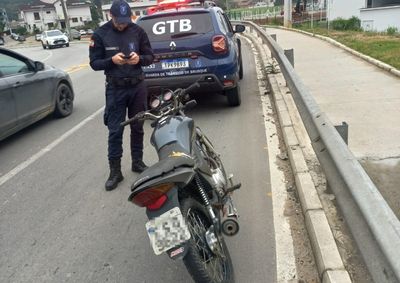Al&eacute;m do licenciamento vencido, agentes identificaram aus&ecirc;ncia de equipamento obrigat&oacute;rio e diverg&ecirc;ncia na placa do ve&iacute;culo