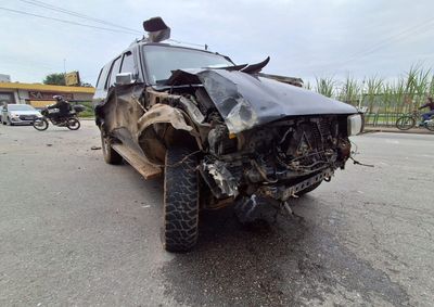 Segundo informa&ccedil;&otilde;es apuradas no local, furg&atilde;o teria cortado a prefer&ecirc;ncia da caminhonete ao acessar a ponte