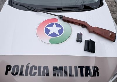 Arma foi encontrada embaixo da cama do suspeito durante a ocorr&ecirc;ncia 