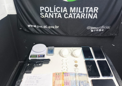 A&ccedil;&atilde;o da Pol&iacute;cia Militar apreendeu drogas, balan&ccedil;as de precis&atilde;o, celulares, um simulacro de arma e uma motocicleta