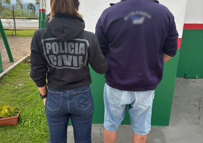 Mandado de pris&atilde;o preventiva foi cumprido nesta quarta-feira (1&ordm;). Durante as investiga&ccedil;&otilde;es, a m&atilde;e da v&iacute;tima tamb&eacute;m relatou ter sofrido abusos do suspeito 