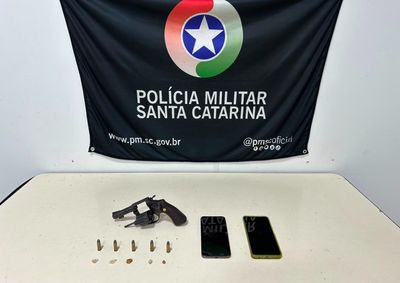 Moradores acionaram a Pol&iacute;cia Militar ap&oacute;s ouvirem disparos. Homem resistiu &agrave; pris&atilde;o e foi encaminhado &agrave; Delegacia de Pol&iacute;cia Civil