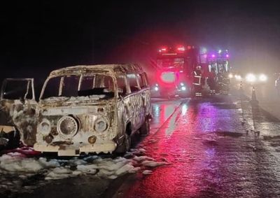 Segundo os bombeiros, inc&ecirc;ndio teria come&ccedil;ado no motor da kombi, que ficou completamente destru&iacute;da
