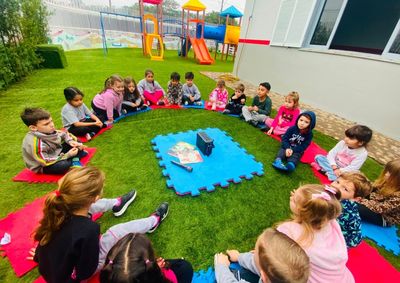 Pais podem escolher entre o Curso de Ingl&ecirc;s e o Extracurricular Bil&iacute;ngue, em uma rotina que combina aprendizado, recrea&ccedil;&atilde;o e atividades pr&aacute;ticas.