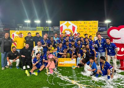 Equipe venceu a final por 2 a 1, na Arena Simon, e levantou pela primeira vez a ta&ccedil;a da competi&ccedil;&atilde;o