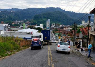 Ve&iacute;culo perdeu for&ccedil;a ao subir uma ladeira e come&ccedil;ou a descer de r&eacute;