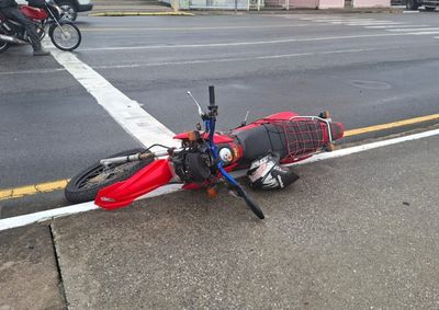 Segundo a PM, homem tentou escapar da abordagem, quase atingiu um policial, bateu em outra motocicleta e danificou uma viatura