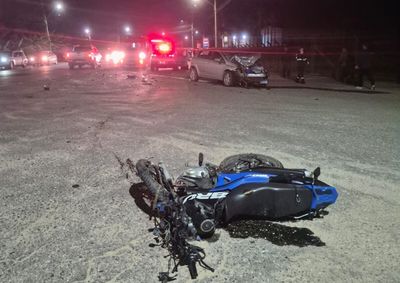 Colis&atilde;o entre uma motocicleta e um carro ocorreu na noite deste s&aacute;bado (18)