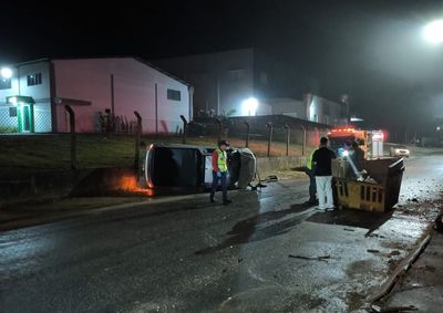 Acidente aconteceu na madrugada deste domingo (12)