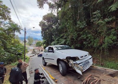 Acidente ocorreu na tarde desta ter&ccedil;a-feira (14); ningu&eacute;m ficou ferido.