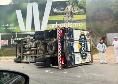 Acidente ocorreu na manh&atilde; desta sexta-feira nas proximidades de uma rotat&oacute;ria, no bairro Santa Terezinha
